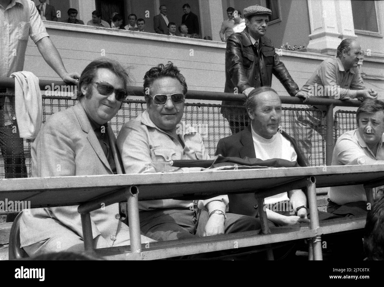 Im Zentrum der Reportage stehen der rumänische Schriftsteller Eugen Barbu und der Sportjournalist Gheorghe Nicolaescu um 1974 Stockfoto