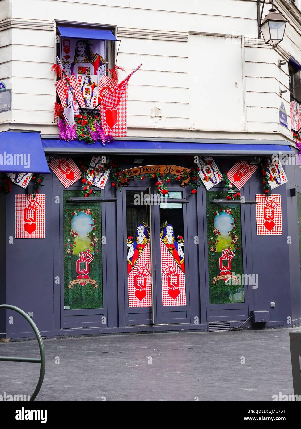 Die tagsüber geschlossene Schwulenbar Le Quetzel ist ein beliebter Nachtlokal im Marais, Paris, Frankreich. Stockfoto