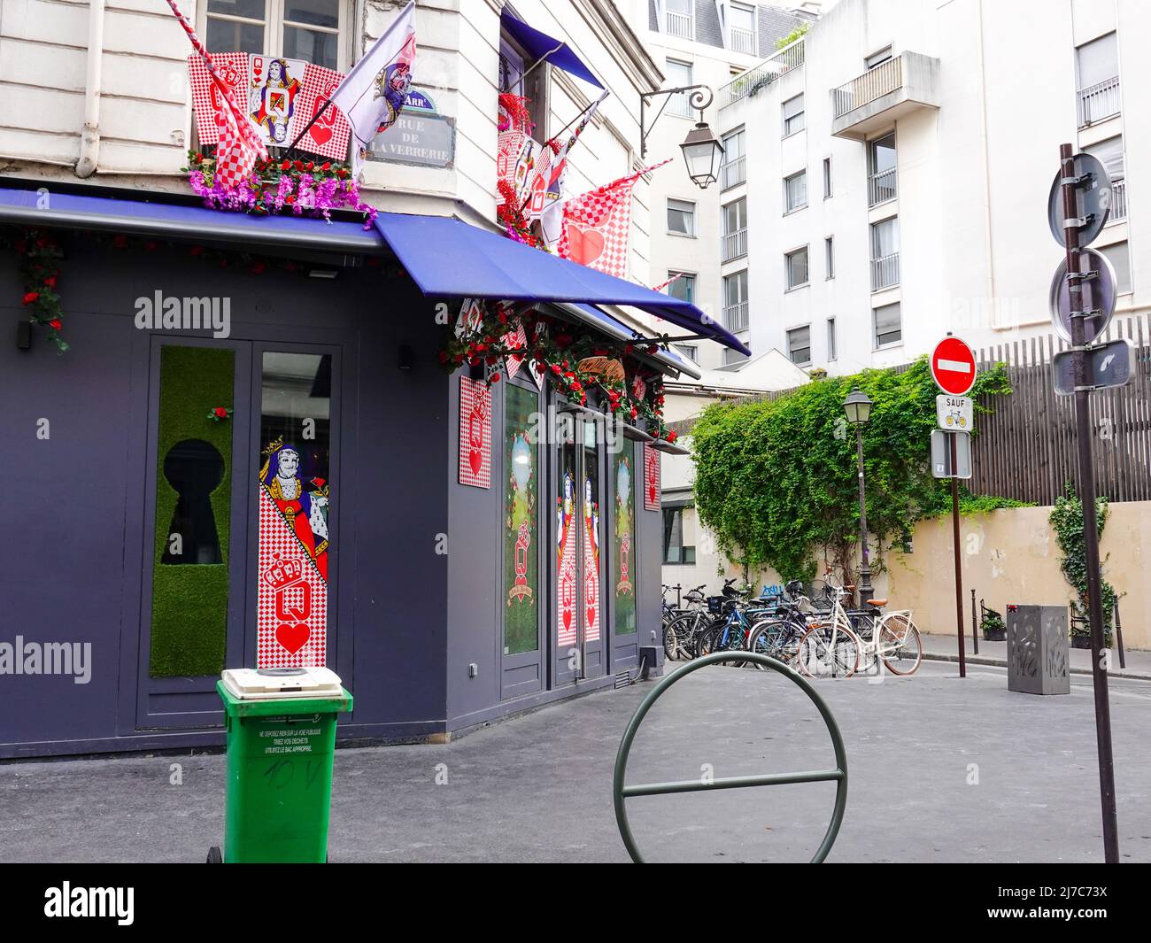 Die tagsüber geschlossene Schwulenbar Le Quetzel ist ein beliebter Nachtlokal im Marais, Paris, Frankreich. Stockfoto