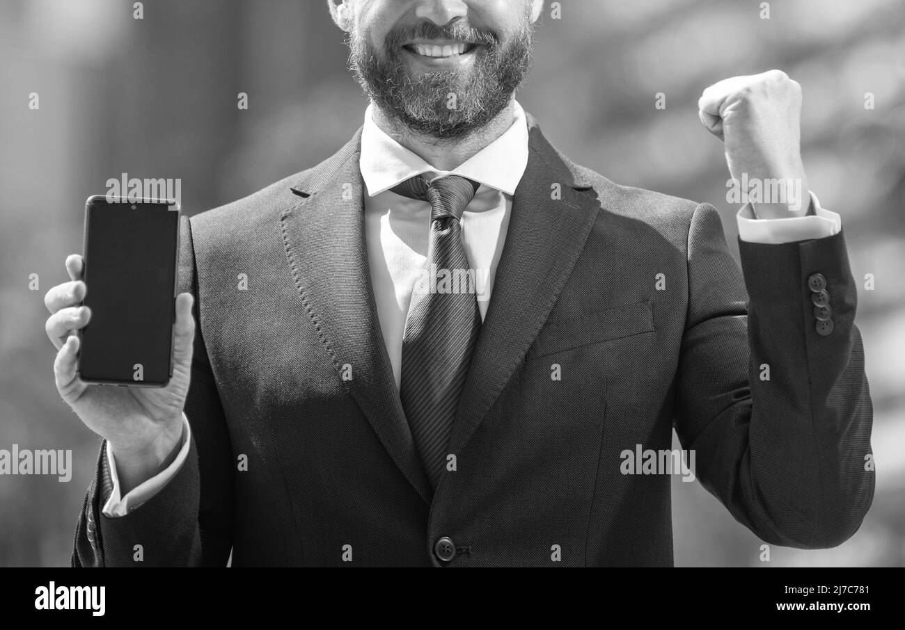 Cropped erfolgreichen Geschäftsmann präsentiert Produkt. Erfolg. Präsentation auf dem Smartphone. Stockfoto