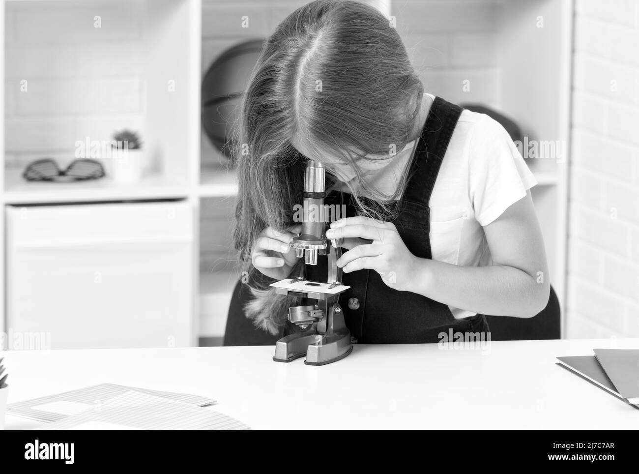 Future Scientist Kind schaut durch den Bereich. Harness wissenschaftliche Methode. Wissenschaft und Kindheit. Stockfoto