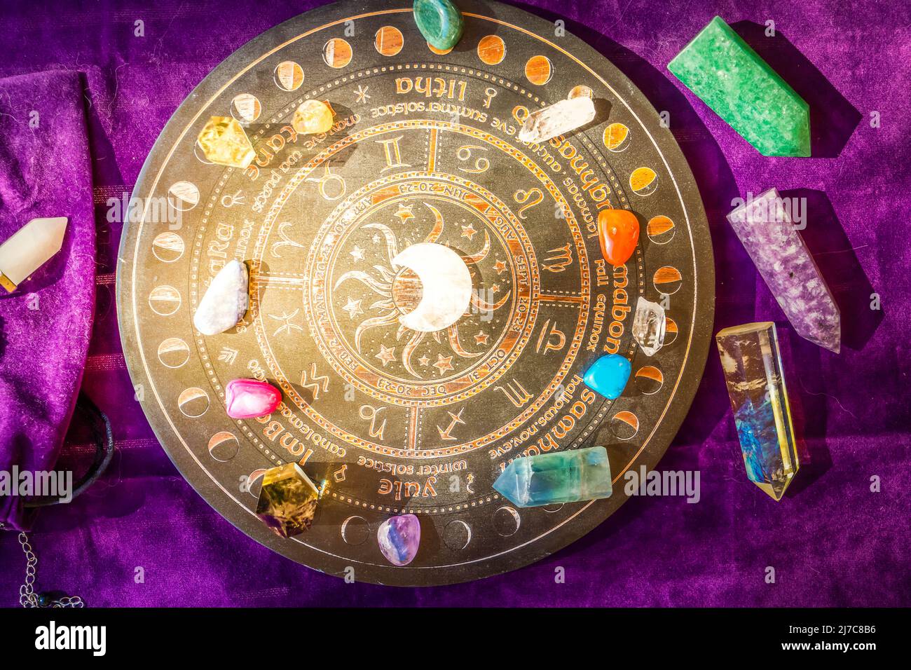 Heilende Kristalle auf braunem Hintergrund Stockfoto