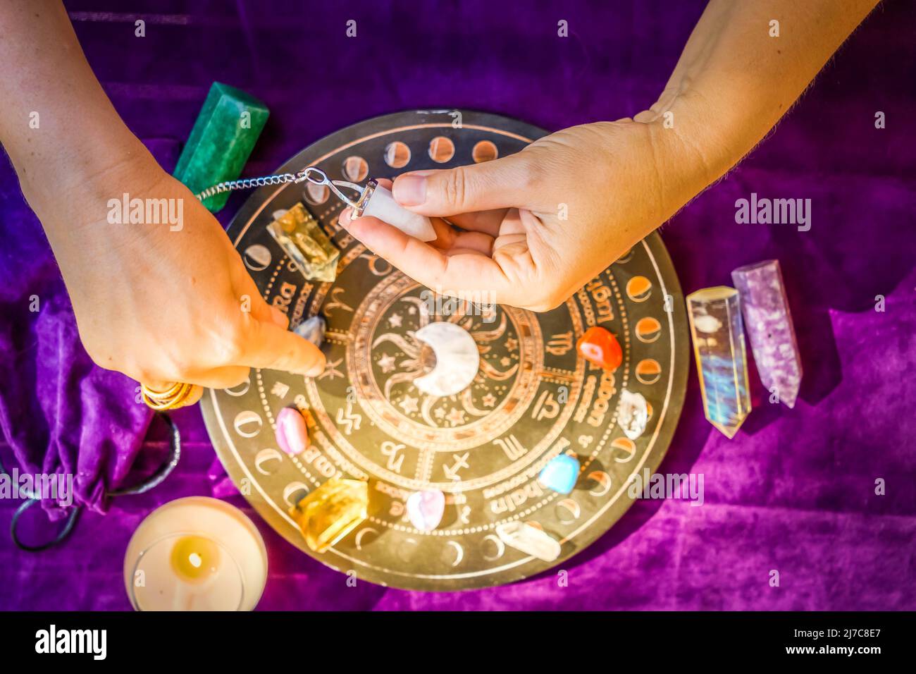 Draufsicht auf Astrologen-Hände Stockfoto