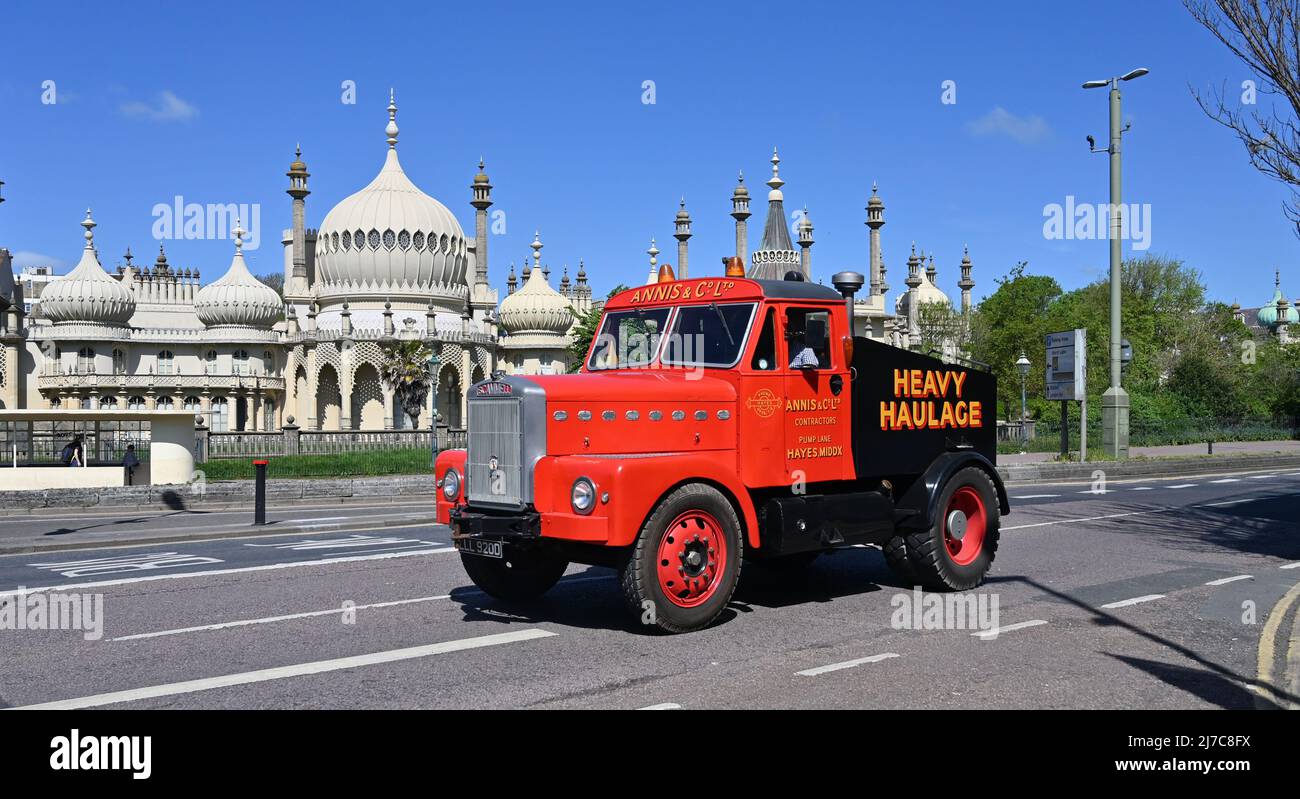 Brighton UK 8. May 2022 - die Teilnehmer des historischen Nutzfahrzeug-Laufs 59. genießen die Sonne, während sie durch Brighton am Royal Pavilion vorbei fahren, nachdem sie am frühen Morgen von South London aus gestartet sind. Rund 200 Fahrzeuge, die über 20 Jahre alt sein müssen, nehmen dieses Jahr Teil : Credit Simon Dack / Alamy Live News Stockfoto