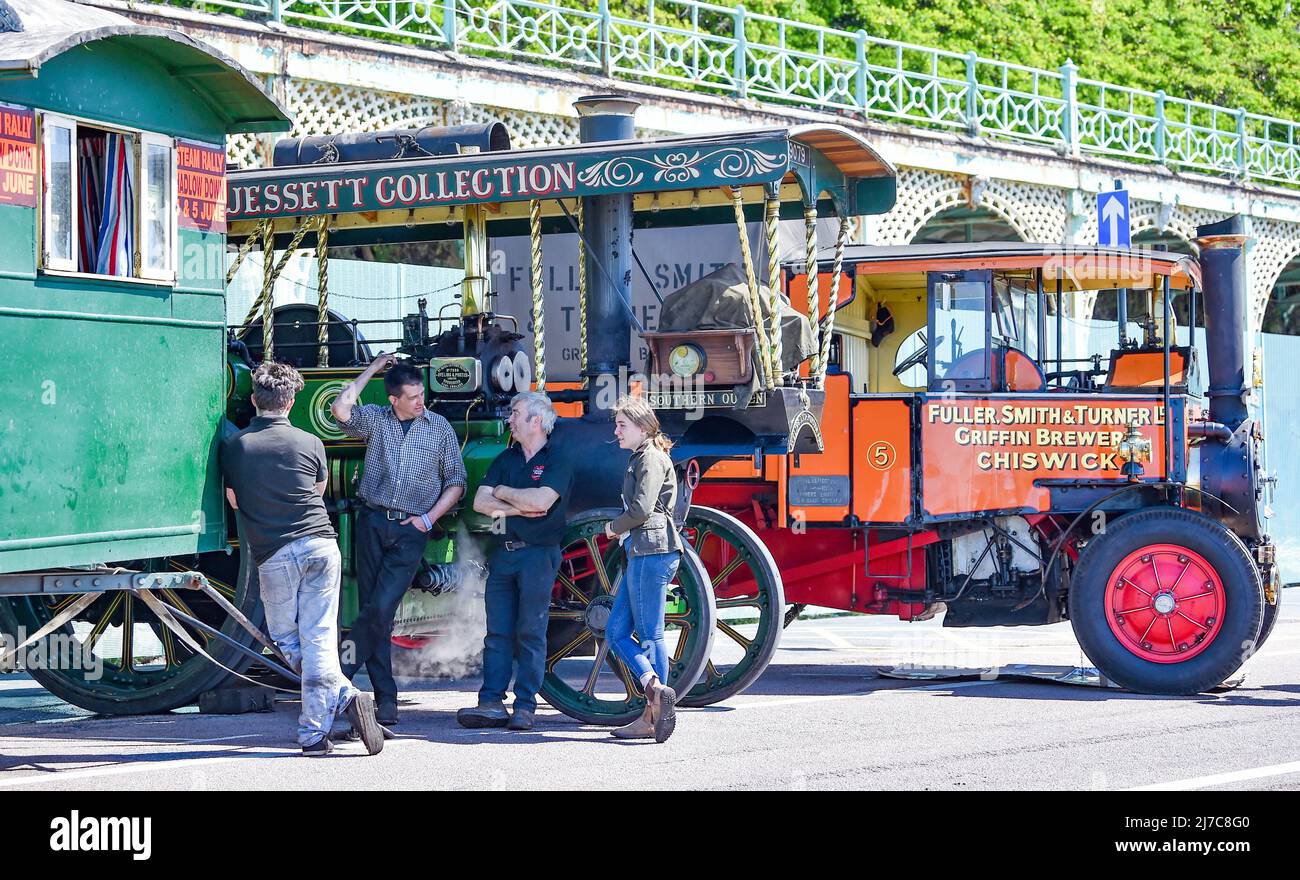 Brighton UK 8. May 2022 - Teilnehmer des historischen Nutzfahrzeug-Laufs 59. genießen die Sonne an der Strandpromenade von Brighton nach der Ankunft aus South London. Rund 200 Fahrzeuge, die über 20 Jahre alt sein müssen, nehmen dieses Jahr Teil : Credit Simon Dack / Alamy Live News Stockfoto