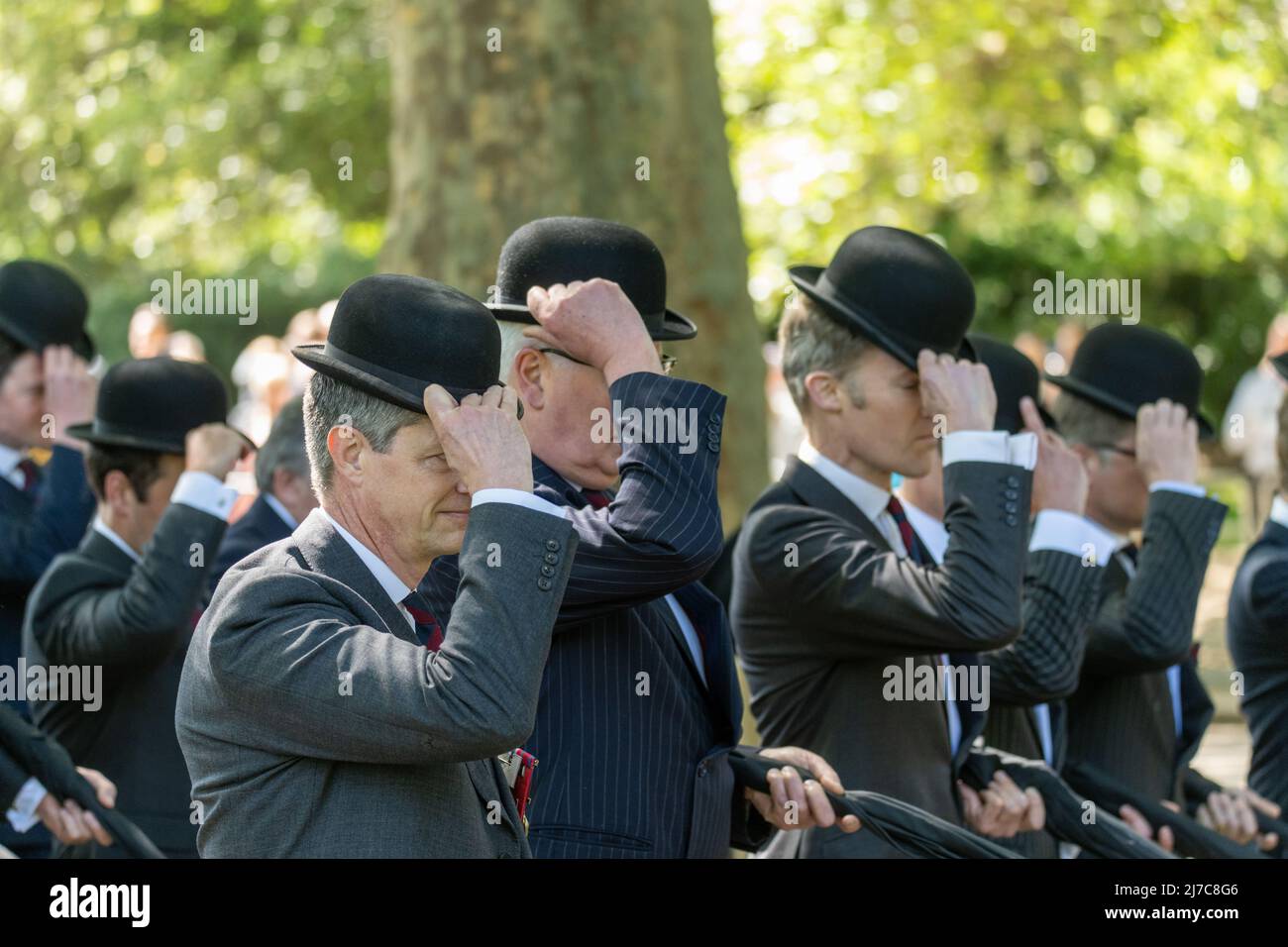 London UK 8. May 2022 Combined Cavalry Old Comrades Association 98. Annual Parade and Service Hyde Park London, drei britische Armeebands in zeremonieller Uniform, führen marschierende Abteilungen von dienenden und ehemaligen Mitgliedern der Cavalry and Yeomanry Regimental Associations und Veteranen vom 2. Bis zum Irak, Afghanistan und andere Konflikte. Die Teilnehmer ziehen in traditionellem „Walking-out-Kleid“ aus Melone, Anzügen, Regimentsbindungen und mit gerellten Regenschirmen, auch wenn es regnet Credit Ian DavidsonAlamy Live News Stockfoto