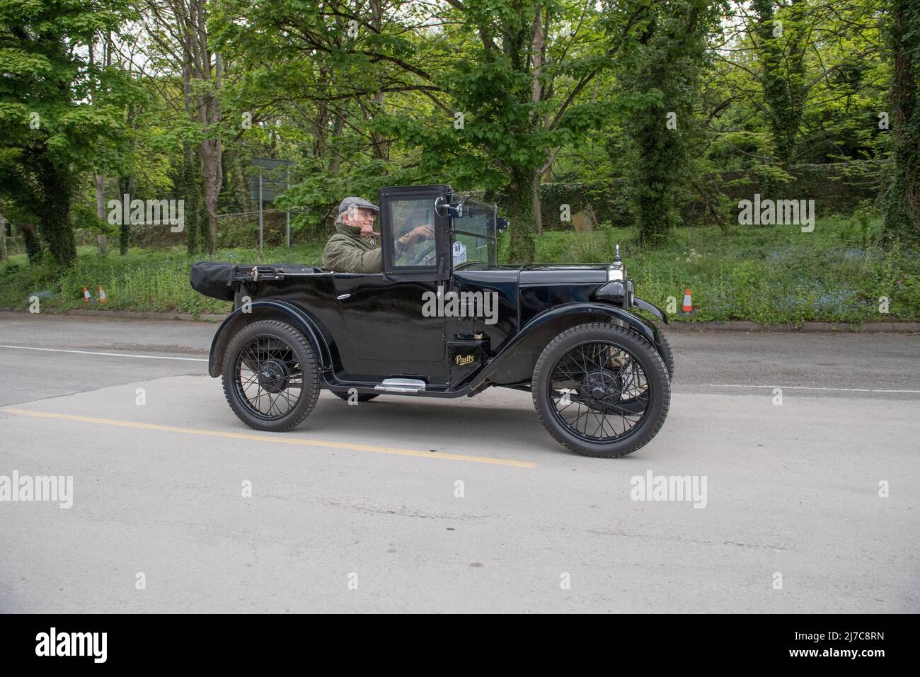 Century of Austin Sevens, Ambergate, Derbyshire, England, Großbritannien. 8.. Mai 2022. Mitglieder des Autoclubs Pre war Austin 7, die an der ‘Century of Sevens-Veranstaltung’ des Great British Car Journey Museum teilnehmen. Die Route, die von Ambergate aus beginnt und endet, wird 38 Meilen um die schönen Straßen und Gassen der Derbyshire Dales und des Peak Distrikts fahren und endet mit einem Festkuchen im Museum. Kredit: Alan Keith Beastall/Alamy Live Nachrichten Stockfoto Century of Austin Sevens, Ambergate, Derbyshire, England, Großbritannien. 8.. Mai 2022. Mitglieder des Autoclubs Pre war Austin 7, die an der ‘Century of Sevens-Veranstaltung’ des Great British Car Journey Museum teilnehmen. Die Route, die von Ambergate aus beginnt und endet, wird 38 Meilen um die schönen Straßen und Gassen der Derbyshire Dales und des Peak Distrikts fahren und endet mit einem Festkuchen im Museum. Kredit: Alan Keith Beastall/Alamy Live Nachrichten Stockfoto
