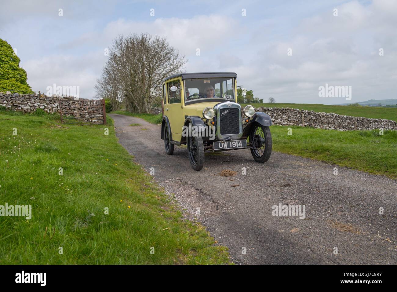 Century of Austin Sevens, Ambergate, Derbyshire, England, Großbritannien. 8.. Mai 2022. Mitglieder des Autoclubs Pre war Austin 7, die an der ‘Century of Sevens-Veranstaltung’ des Great British Car Journey Museum teilnehmen. Die Route, die von Ambergate aus beginnt und endet, wird 38 Meilen um die schönen Straßen und Gassen der Derbyshire Dales und des Peak Distrikts fahren und endet mit einem Festkuchen im Museum. Kredit: Alan Keith Beastall/Alamy Live Nachrichten Stockfoto Century of Austin Sevens, Ambergate, Derbyshire, England, Großbritannien. 8.. Mai 2022. Mitglieder des Autoclubs Pre war Austin 7, die an der ‘Century of Sevens-Veranstaltung’ des Great British Car Journey Museum teilnehmen. Die Route, die von Ambergate aus beginnt und endet, wird 38 Meilen um die schönen Straßen und Gassen der Derbyshire Dales und des Peak Distrikts fahren und endet mit einem Festkuchen im Museum. Kredit: Alan Keith Beastall/Alamy Live Nachrichten Stockfoto