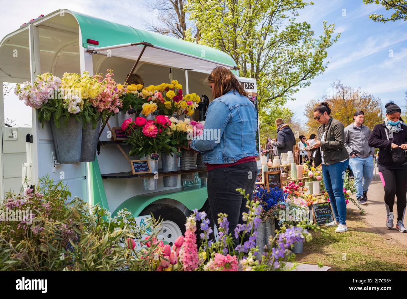 Rochester, NY, USA - 7. Mai 2022: Das Rochester Lilac Festival ist das größte kostenlose Festival, bei dem Besucher einkaufen, Live-Musik hören, essen und erkunden können Stockfoto