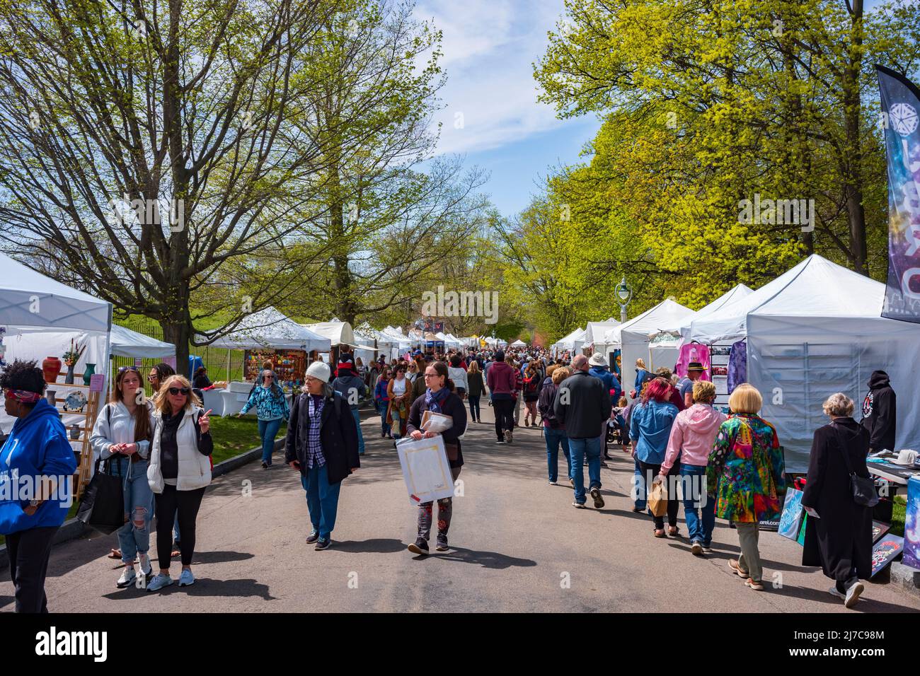 Rochester, NY, USA - 7. Mai 2022: Das Rochester Lilac Festival ist das größte kostenlose Festival, bei dem Besucher einkaufen, Live-Musik hören, essen und erkunden können Stockfoto