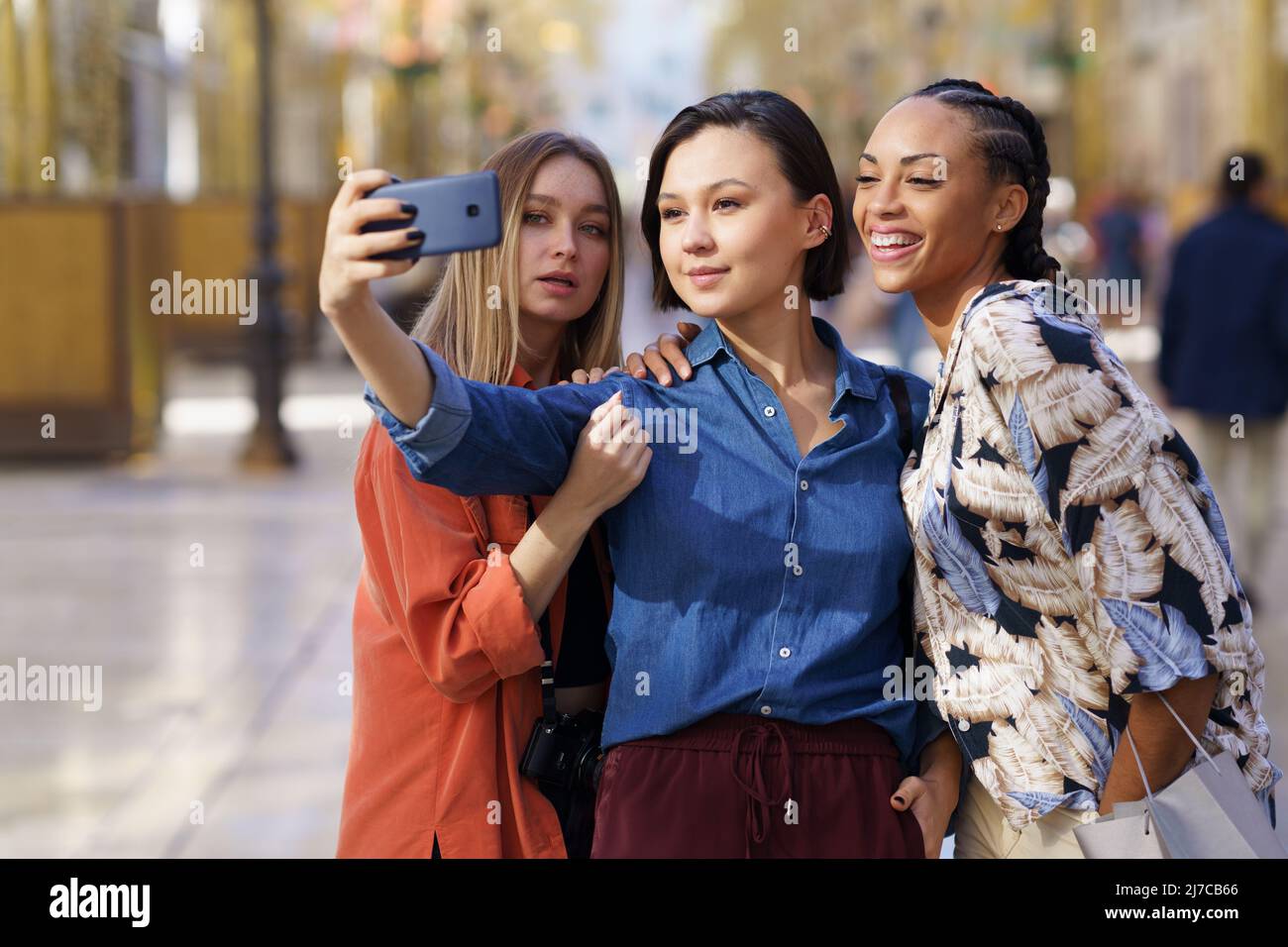 Trendige Freundinnen, die Selfie auf der Straße machen Stockfoto