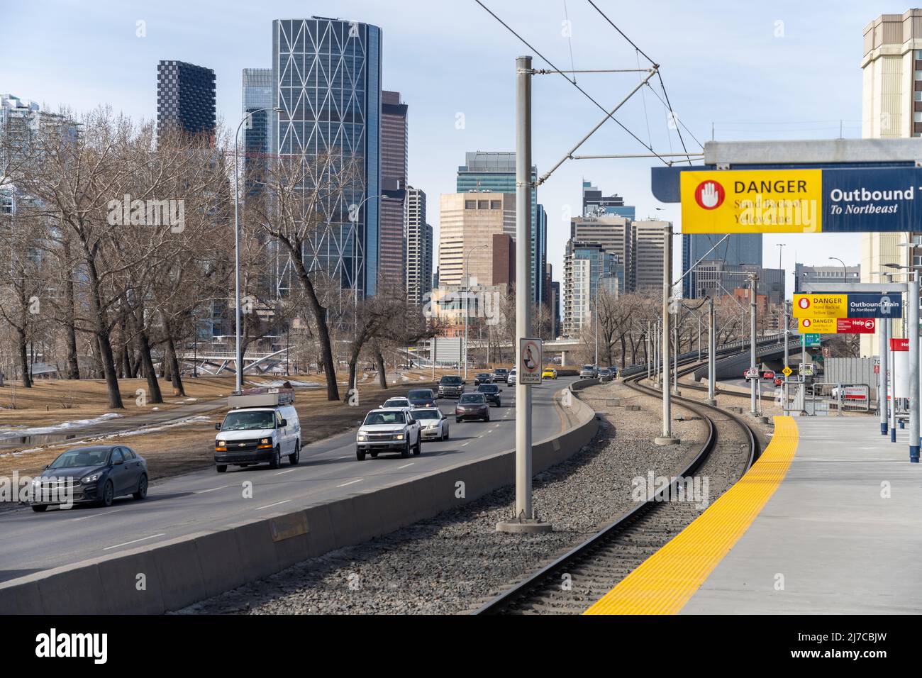 Calgary, ab, Kanada - 14 2022. März : Bahnsteig der Bridgeland Memorial Station. Ctrain-Stadtbahnsystem. Verkehr auf dem Memorial Drive. Stockfoto