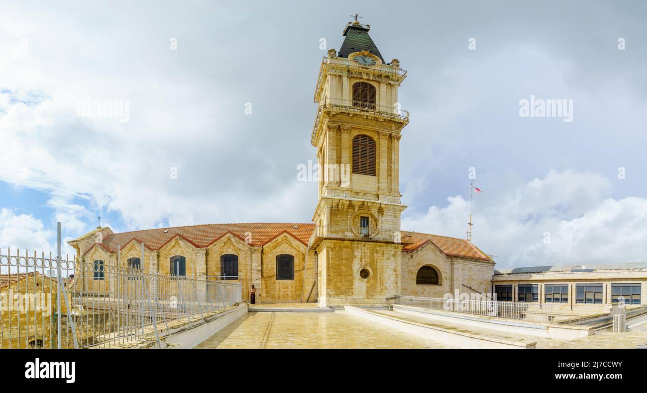 Jerusalem, Israel - 20. November 2021: Blick auf das Dach und den Glockenturm, mit einem Mönch, im Kloster des Heiligen Erlösers (San Salvador), in der Altstadt Stockfoto