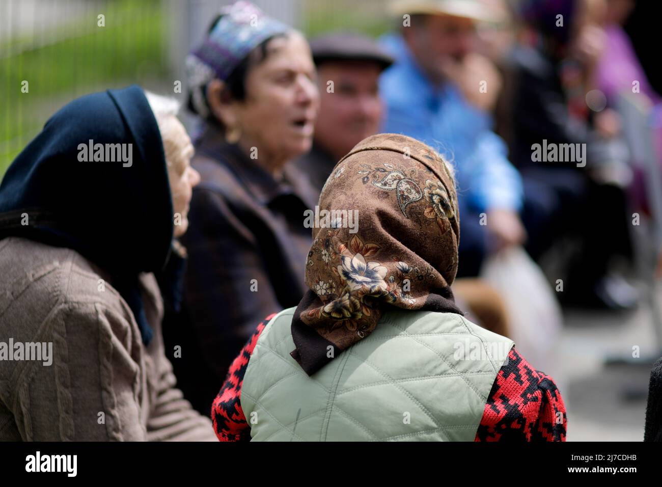 Artikeldetails mit dem Schal einer älteren Frau in einem Dorf im ländlichen Rumänien. Stockfoto