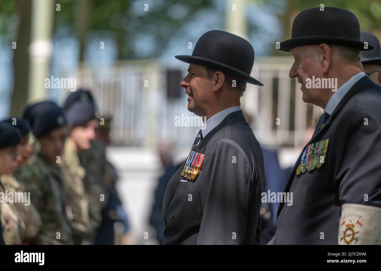 Hyde Park, London, Großbritannien. 8 Mai 2022. Die Combined Cavalry Old Comrades Association 98. findet mit Prinz Edward, dem Earl of Wessex, KG, GCVO, CD, ADC, Royal Honorary Colonel The Royal Wessex Yeomanry bei der Begrüßung am Cavalry Memorial neben dem Bandstand. In diesem einzigartigen britischen Spektakel ziehen die Mitglieder in traditionellem „Walking-Out-Kleid“ aus Melone-Hüten, Anzügen, Regimentsbindern und mit gerillten Regenschirmen um. Quelle: Malcolm Park/Alamy Live News. Stockfoto