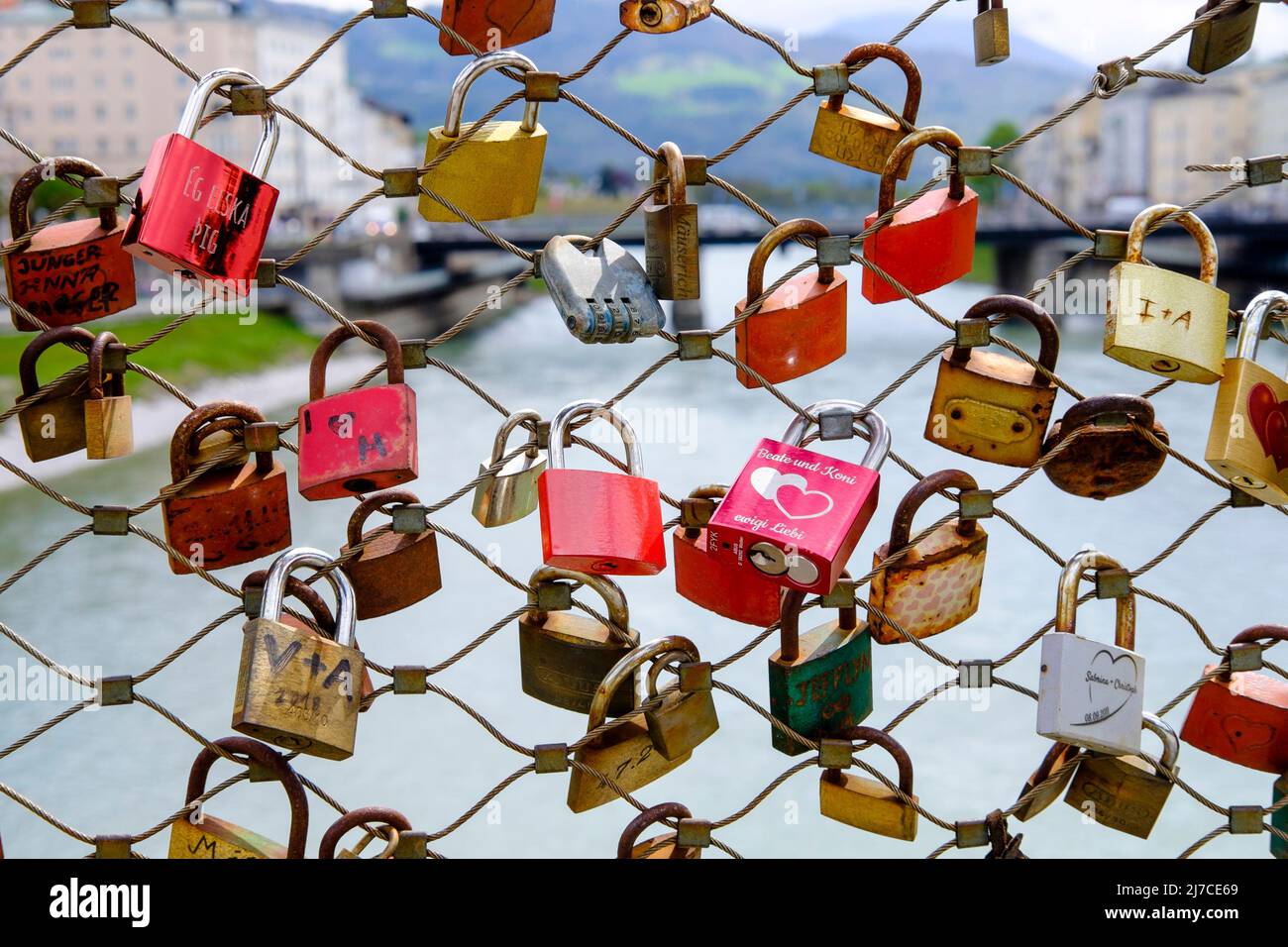 Liebe Vorhängeschlösser auf der Makartsteg-Brücke über die Salzach in Salzburg, Österreich. Stockfoto