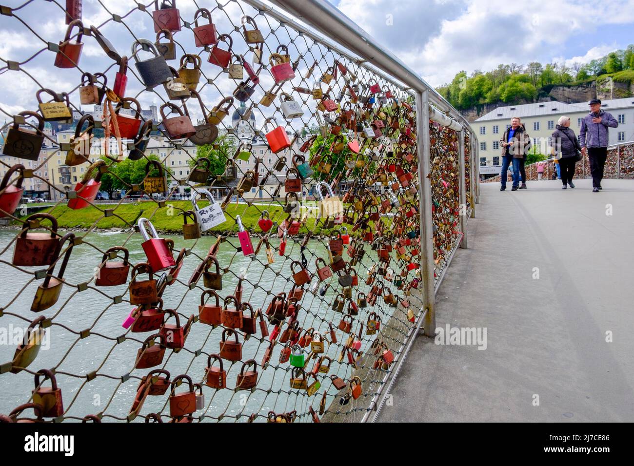 Liebe Vorhängeschlösser auf der Makartsteg-Brücke über die Salzach in Salzburg, Österreich. Stockfoto