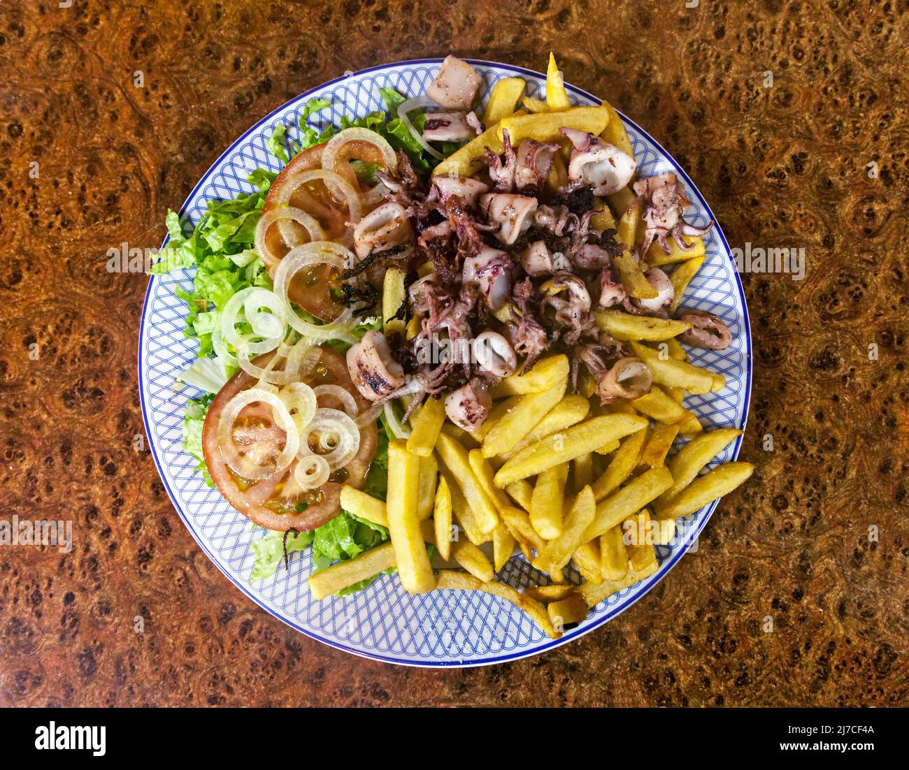 Babyoktopusse und pommes auf einem Teller Stockfoto