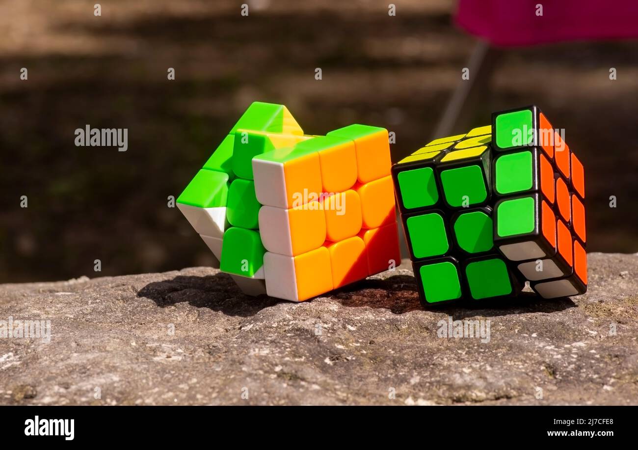 Yogyakarta, Indonesien - 26. Dezember 2021: Ein buntes Würfelpuzzle, Lernspielzeug, sehr berühmt in Indonesien Stockfoto