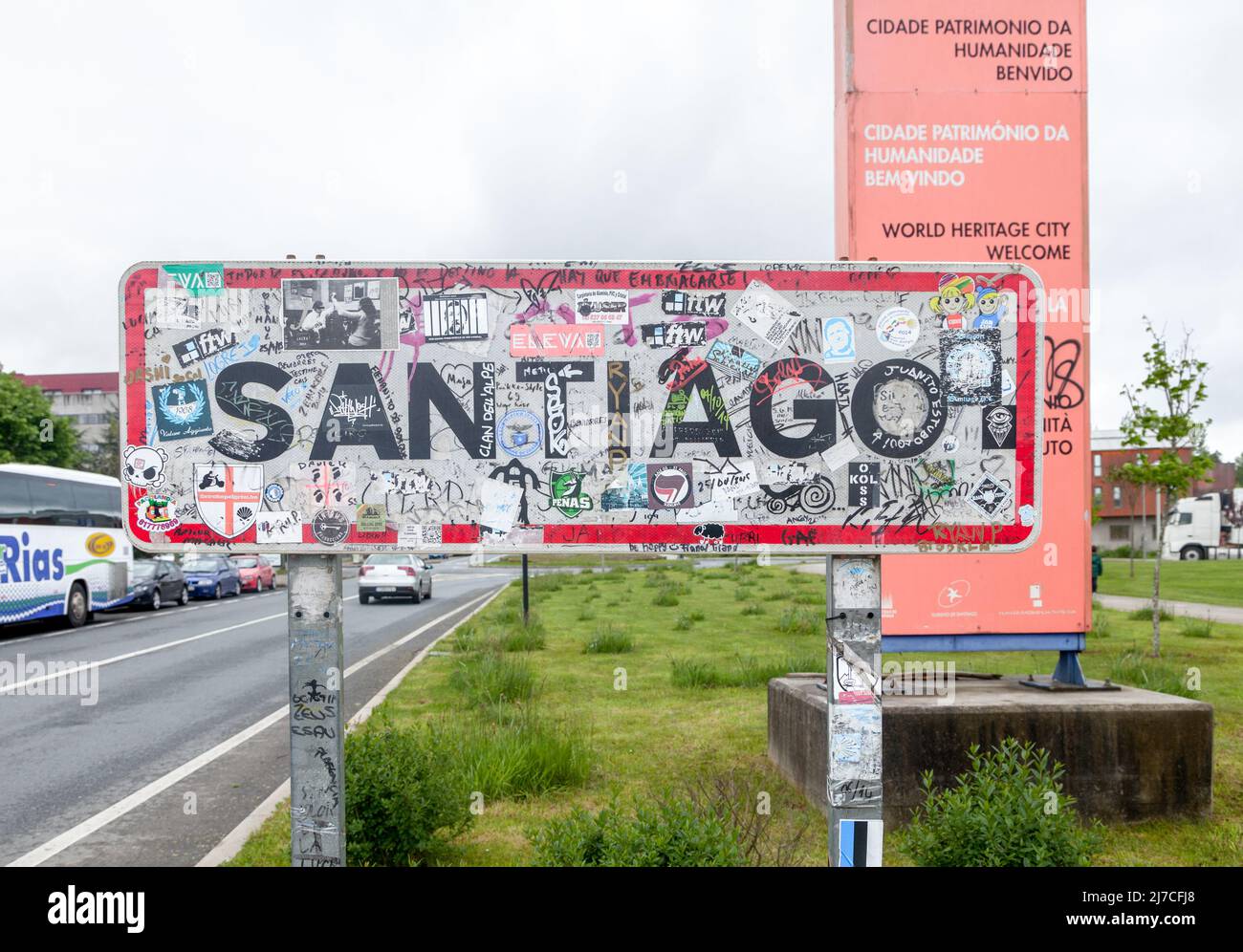 SANTIAGO DE COMPOSTELA, SPANIEN - 01. MAI 2015 - Straßenschild an der Einfahrt nach Santiago de Compostela Stockfoto