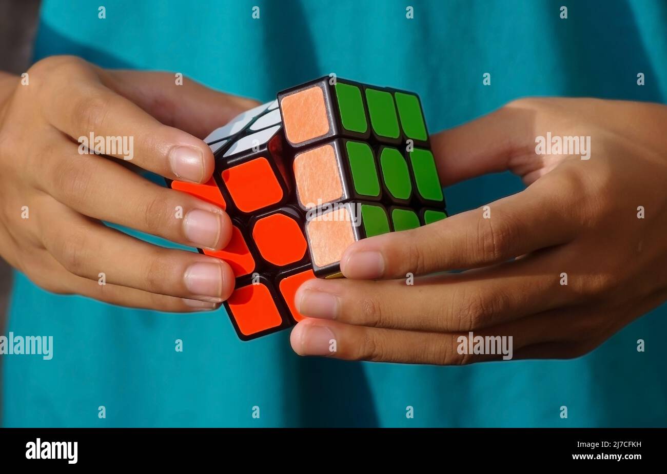 Yogyakarta, Indonesien - 26. Dezember 2021: Ein asiatisches Kind spielt ein buntes Würfelpuzzle, Lernspielzeug, in Indonesien Stockfoto