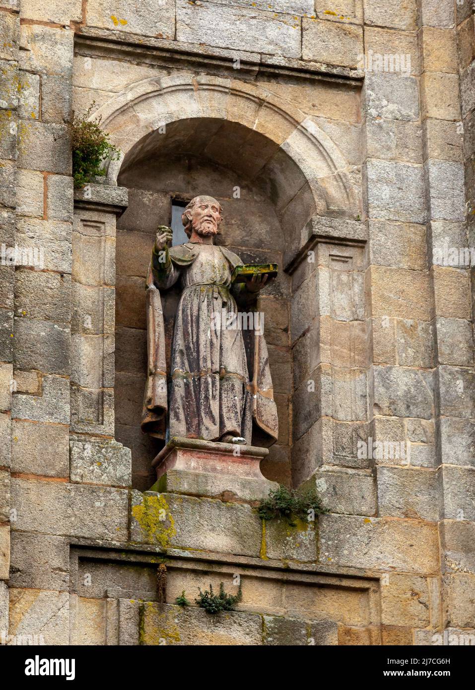 Religiöse Statue auf einem Haus in Santiago de Compostela Stockfoto