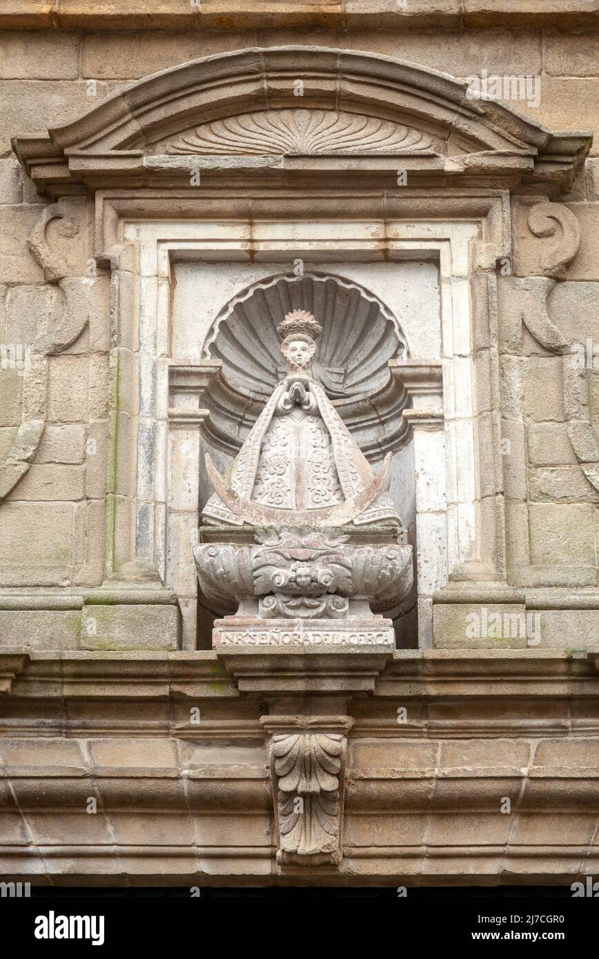 Religiöse Statue auf einem Haus in Santiago de Compostela Stockfoto