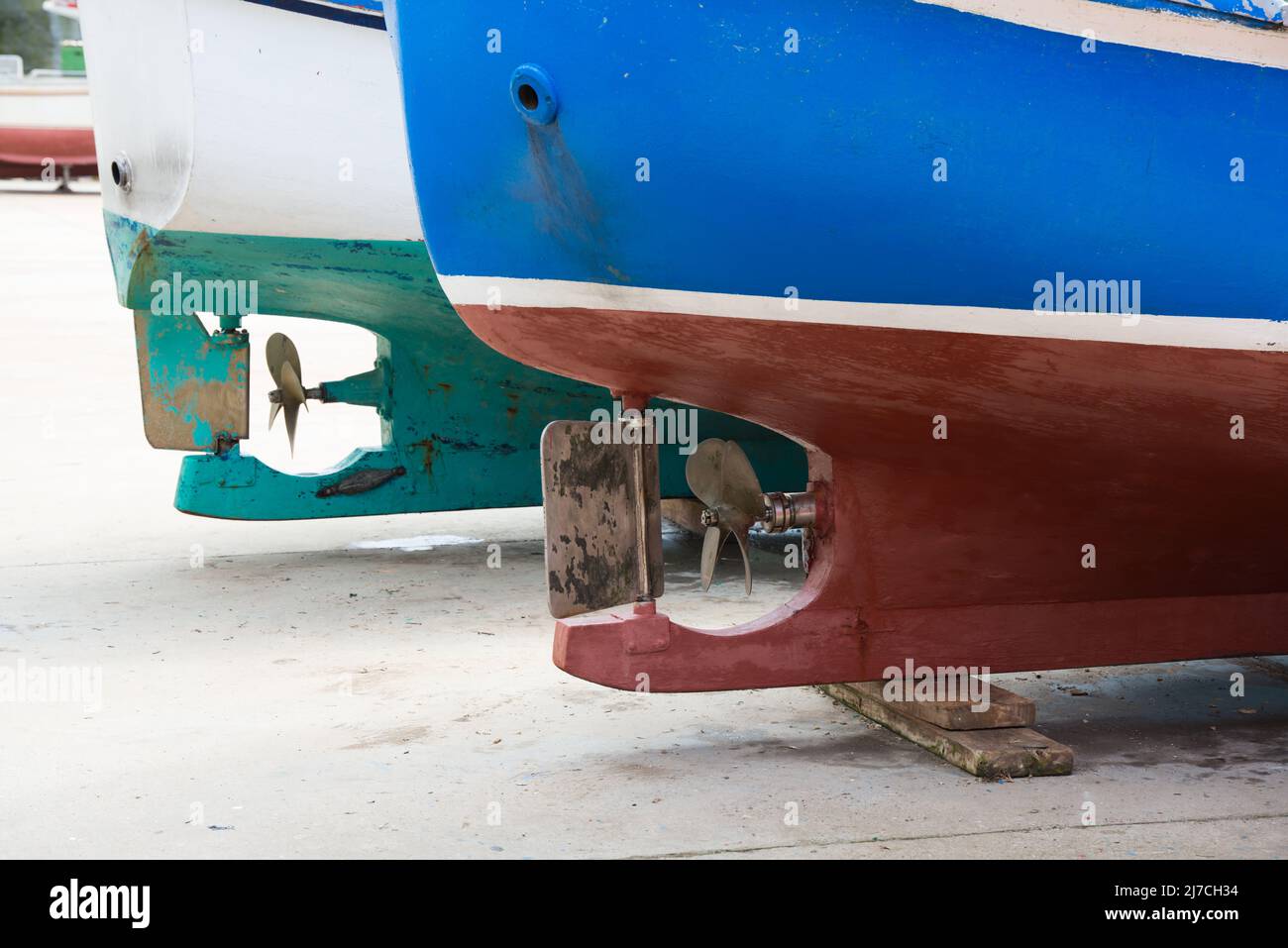 Zwei bunte Fischerboote aus dem Wasser. Tazones, Asturien. Spanien Stockfoto
