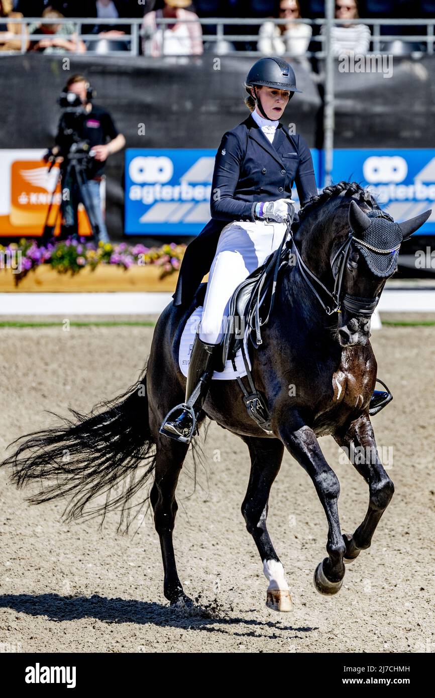 2022-05-08 15:22:55 ERMELO - Denise Nekeman auf Boston STH in Aktion während der niederländischen Dressur-Meisterschaft. ANP ROBIN UTRECHT niederlande Out - belgien Out Stockfoto