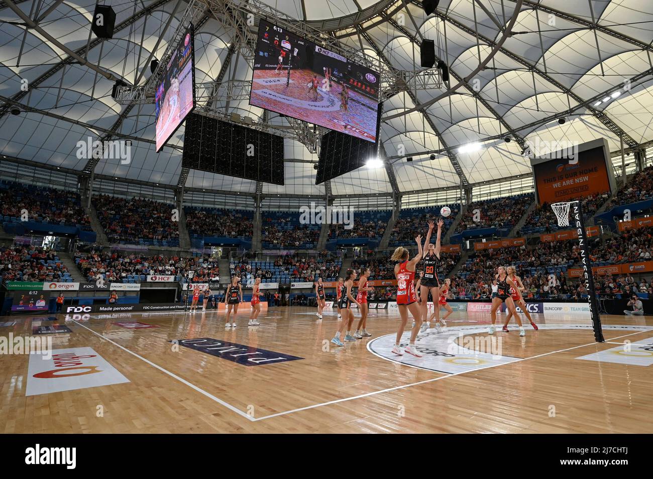 Sydney, New South Wales, Australien; 8.. Mai 2022; Ken Rosewall Arena, Sydney, New South Wales, Australien; Australian Suncorp Super Netball, Giants Netball gegen NSW Swifts; Kelly Singleton von den Swifts übergibt den Ball, als April Brandley von den Giants versucht zu blockieren Stockfoto