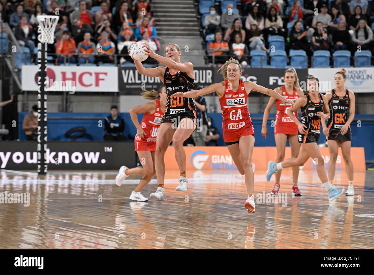 Sydney, New South Wales, Australien; 8.. Mai 2022; Ken Rosewall Arena, Sydney, New South Wales, Australien; Australian Suncorp Super Netball, Giants Netball gegen NSW Swifts; April Brandley von den Giants fängt den Ball unter dem Druck von Kelly Singleton von den Swifts Stockfoto