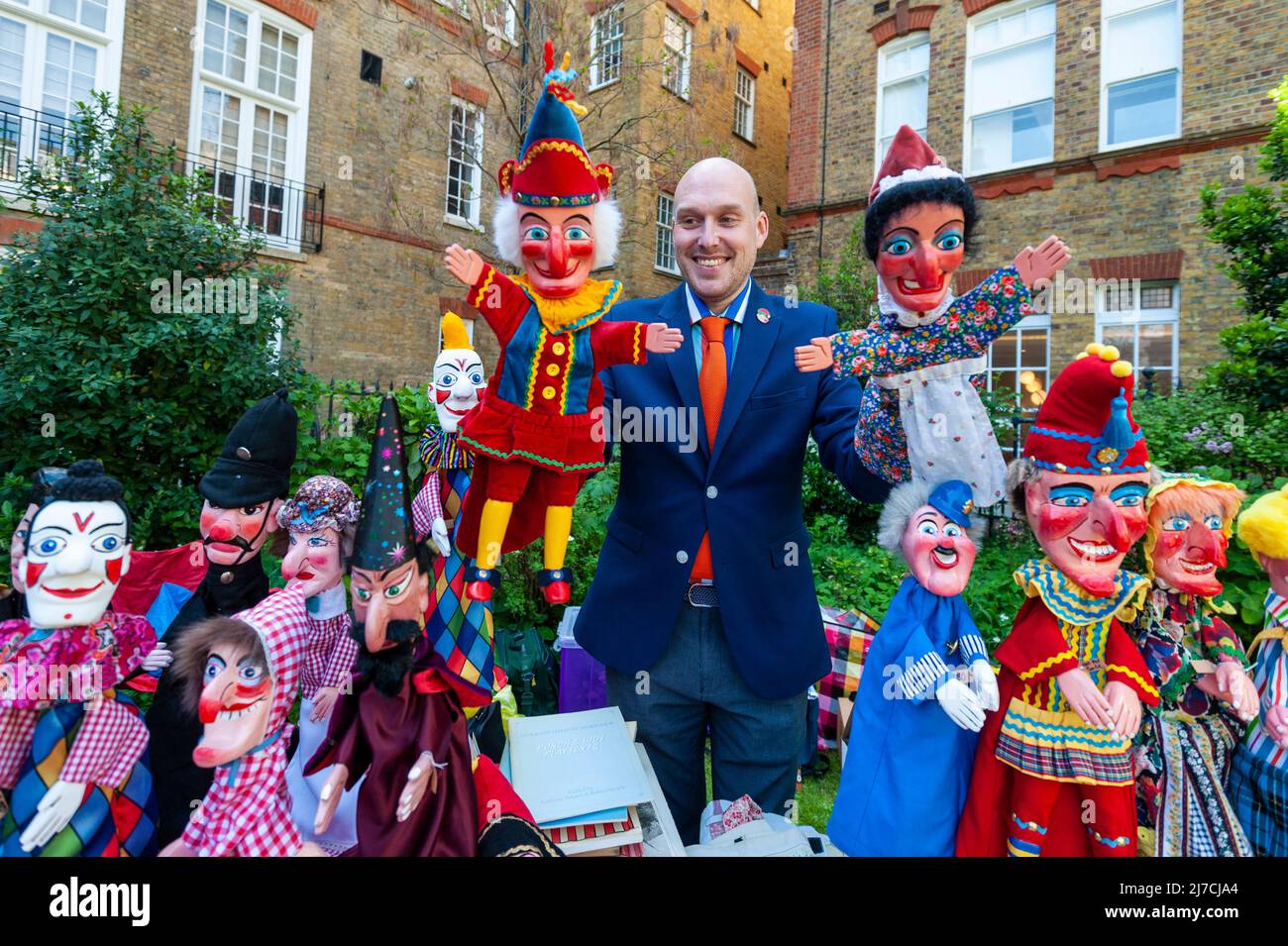 London, Großbritannien. 8 Mai 2022. Der Marionettenspieler Daniel Hanton hält seine Marionetten während des Covent Garden May-Festivals von „Sayre & Puppet“ im Garten der St. Paul’s Church (die Schauspielerkirche) in Covent Garden. Punch & Judy Professoren und Puppenspieler aus dem ganzen Land und dem Ausland versammeln sich zu einer jährlichen Feier, um in der Nähe der Stelle aufzutreten, an der Samuel Pepys im Mai 1662 erstmals eine Sichtung von Herrn Punch aufgezeichnet hat, die in diesem Jahr zum 360.. Geburtstag von Herrn Punch begangen wird. Kredit: Stephen Chung / Alamy Live Nachrichten Stockfoto