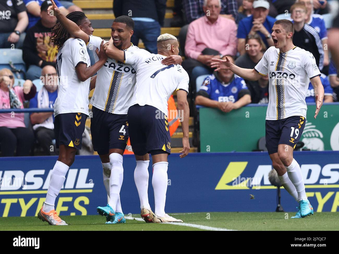 Leicester, England, 8.. Mai 2022. Mason Holgate (2. L) aus Everton feiert sein zweites Tor während des Premier League-Spiels im King Power Stadium, Leicester. Bildnachweis sollte lauten: Darren Staples / Sportimage Stockfoto