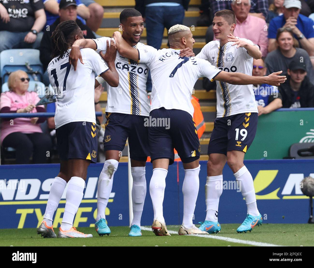 Leicester, England, 8.. Mai 2022. Mason Holgate (2. L) aus Everton feiert sein zweites Tor während des Premier League-Spiels im King Power Stadium, Leicester. Bildnachweis sollte lauten: Darren Staples / Sportimage Stockfoto