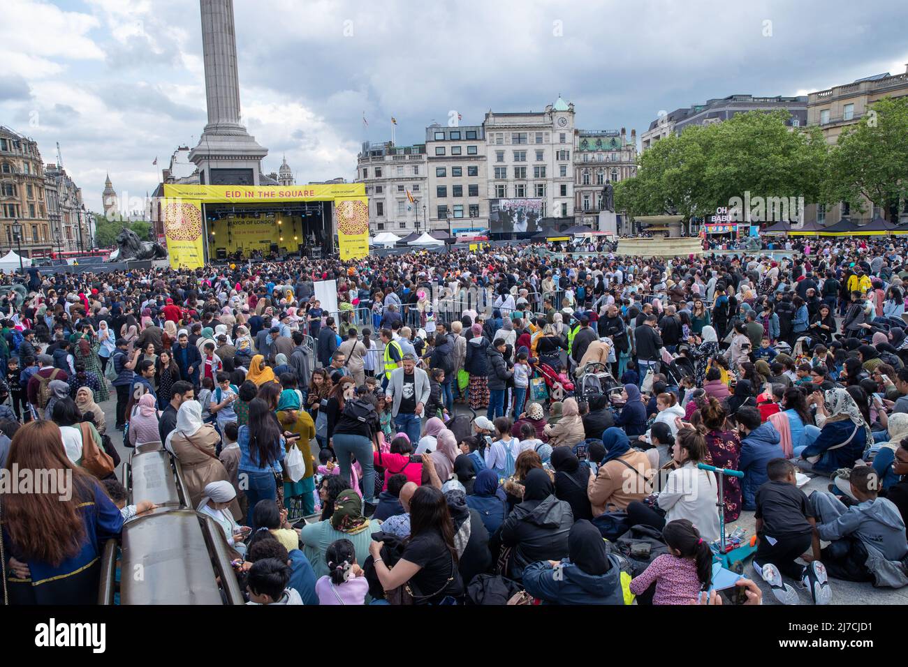 LONDON, DEN 08 2022. MAI. Tausende besuchen Eid auf dem Platz am Trafalgar Square, um das Ende des Ramadan, des heiligen Fastenmonats, zu begehen. Stockfoto