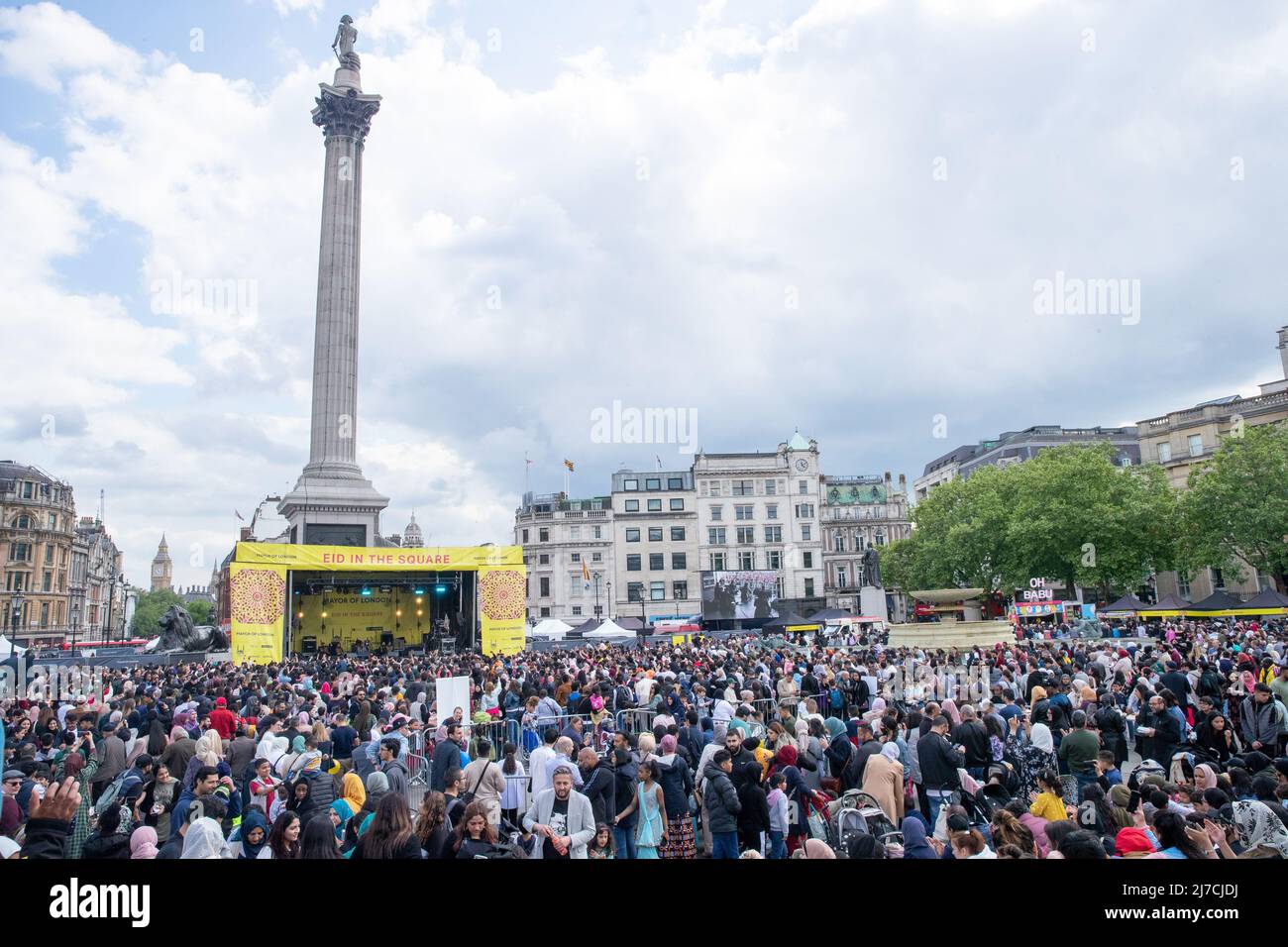 LONDON, DEN 08 2022. MAI. Tausende besuchen Eid auf dem Platz am Trafalgar Square, um das Ende des Ramadan, des heiligen Fastenmonats, zu begehen. Stockfoto