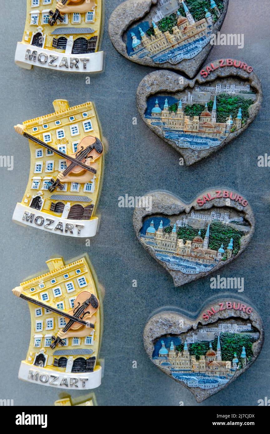 Kühlschrankmagnet Souvenirs im Verkauf, Salzburg, Österreich. Stockfoto