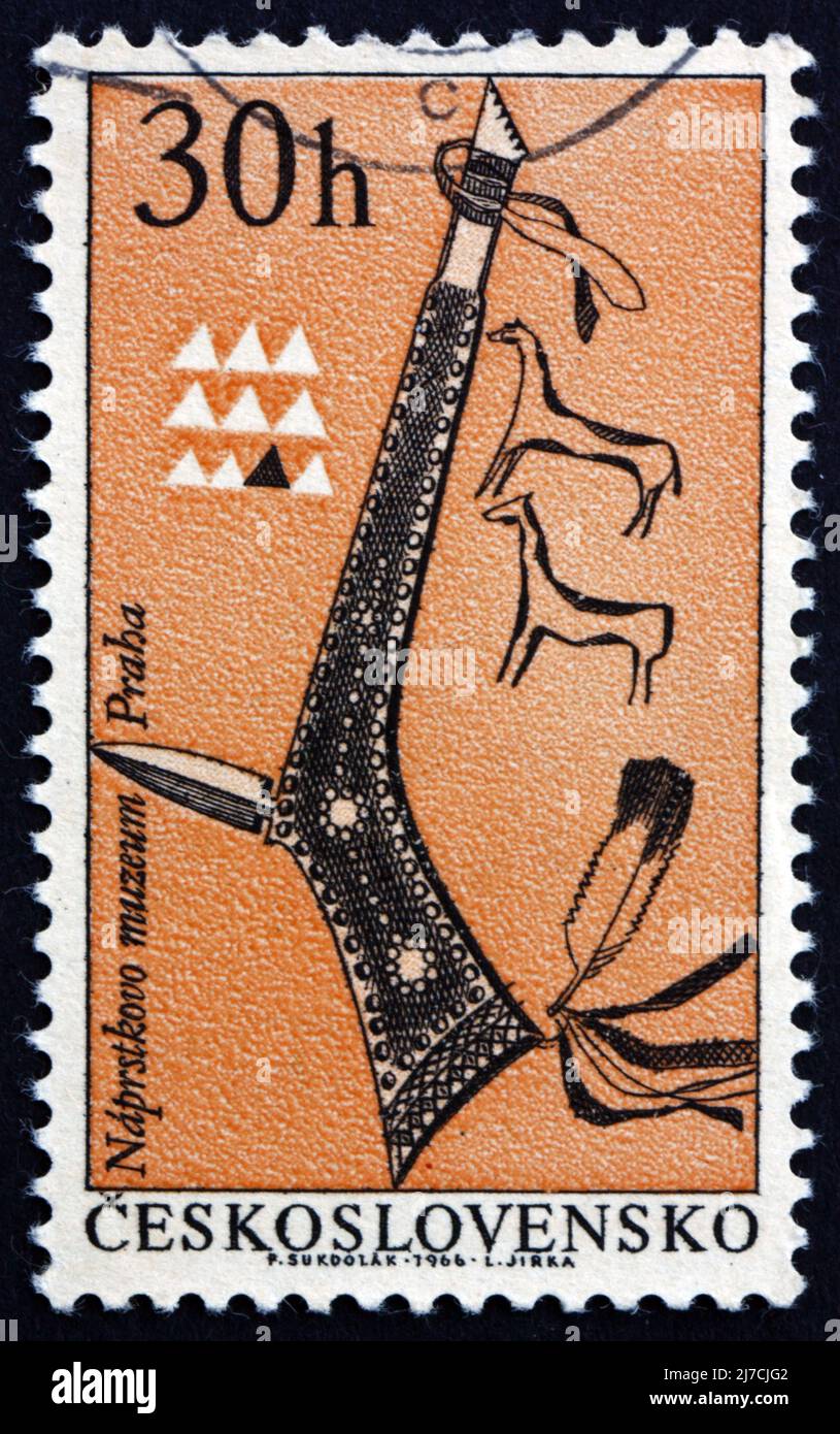 TSCHECHOSLOWAKEI - UM 1966: Eine in der Tschechoslowakei gedruckte Marke zeigt Tomahawk, indische Waffe, um 1966 Stockfoto