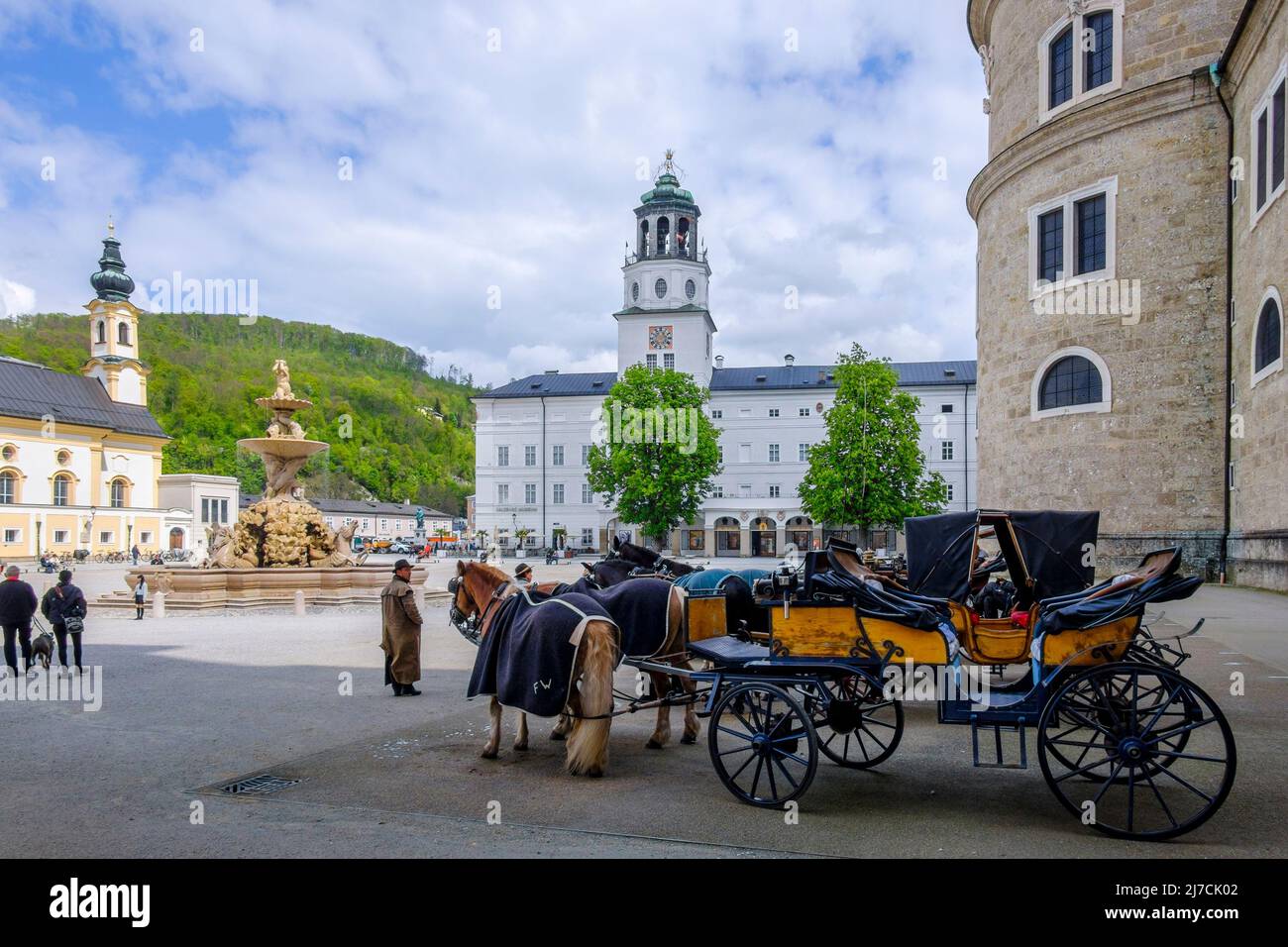 Pferdekutschen warten darauf, Touristen auf Tour durch die Stadt, Residenzplatz, Salzburg, Österreich zu nehmen. Stockfoto