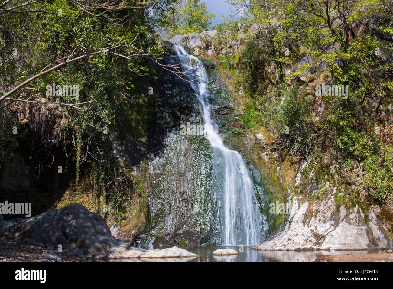 Schönes und originelles Panorama. Schöne und majestätische Landschaft und Panorama eines Bergwasserfalls, eines Flusses, in strukturierten und harten Felsen und Steinen Stockfoto