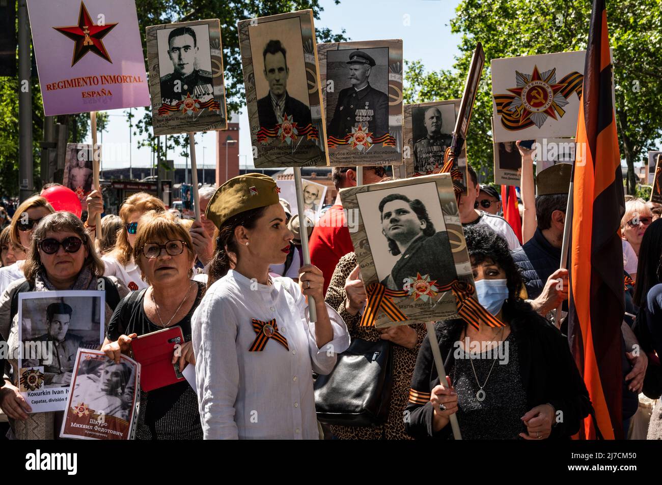 Madrid, Spanien, 08/05/2022, Menschen der russischen Gemeinschaft werden gesehen, die Fotos ihrer Verwandten tragen, die während des Marsches des Unsterblichen Regiments zur vergeltung von Russen, die gegen den nationalsozialismus kämpften, am Zweiten Weltkrieg teilgenommen haben. Stockfoto