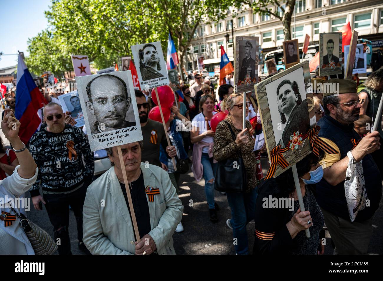 Madrid, Spanien, 08/05/2022, Menschen der russischen Gemeinschaft werden gesehen, die Fotos ihrer Verwandten tragen, die während des Marsches des Unsterblichen Regiments zur vergeltung von Russen, die gegen den nationalsozialismus kämpften, am Zweiten Weltkrieg teilgenommen haben. Stockfoto