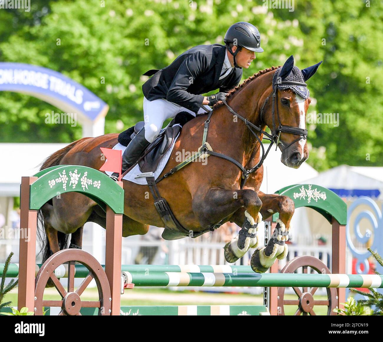 8.. Mai 2022, Badminton Estate, Gloucestershire, England; Mars Equestrian Badminton Horse Trials, Tag 5; Tom Rowland reitet MÖGLICHE MISSION während des Springprüfung am fünften Tag der 2022 Badminton Horse Trials Stockfoto