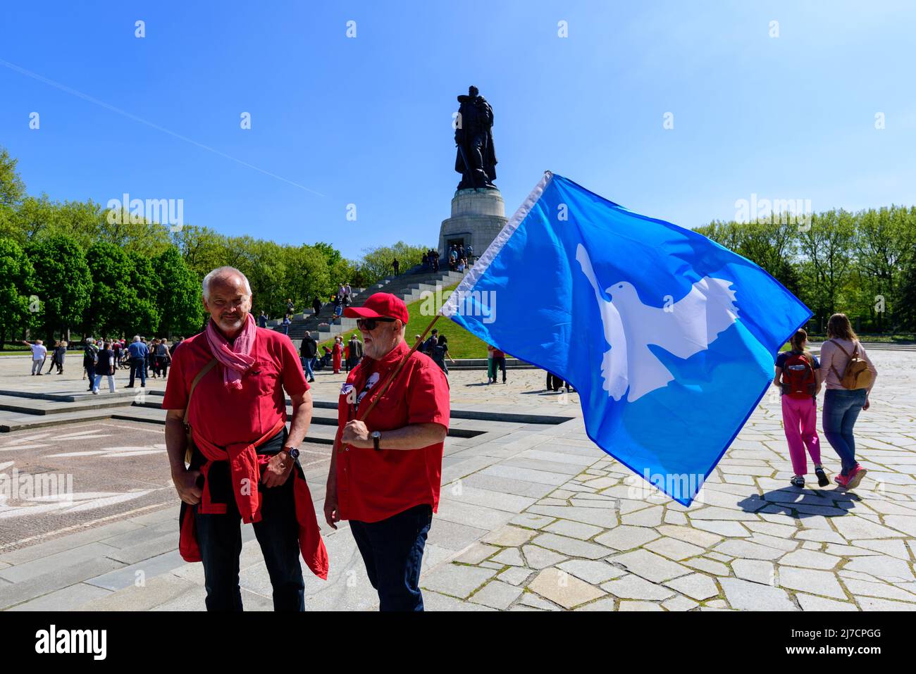 Berlin, Deutschland, 8.. Mai 2022, Ein Mann mit einer Flagge, die die Friedenstaube trägt, am sowjetischen Kriegsdenkmal im Treptower Park, Berlin, zum Gedenken an das Ende des Zweiten Weltkriegs an diesem Tag im Jahr 1945. Die Gedenkfeier wurde begleitet von Ängsten vor dem Hintergrund des Krieges in der Ukraine zwischen pro-ukrainischen und pro-russischen Demonstranten. Quelle: David Crossland/Alamy Live News Stockfoto