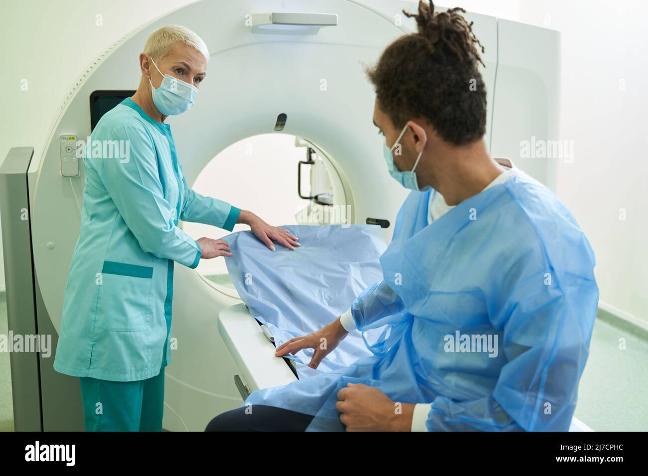 Mann, der sich für die Magnetresonanztomographie vorbereitet Stockfoto