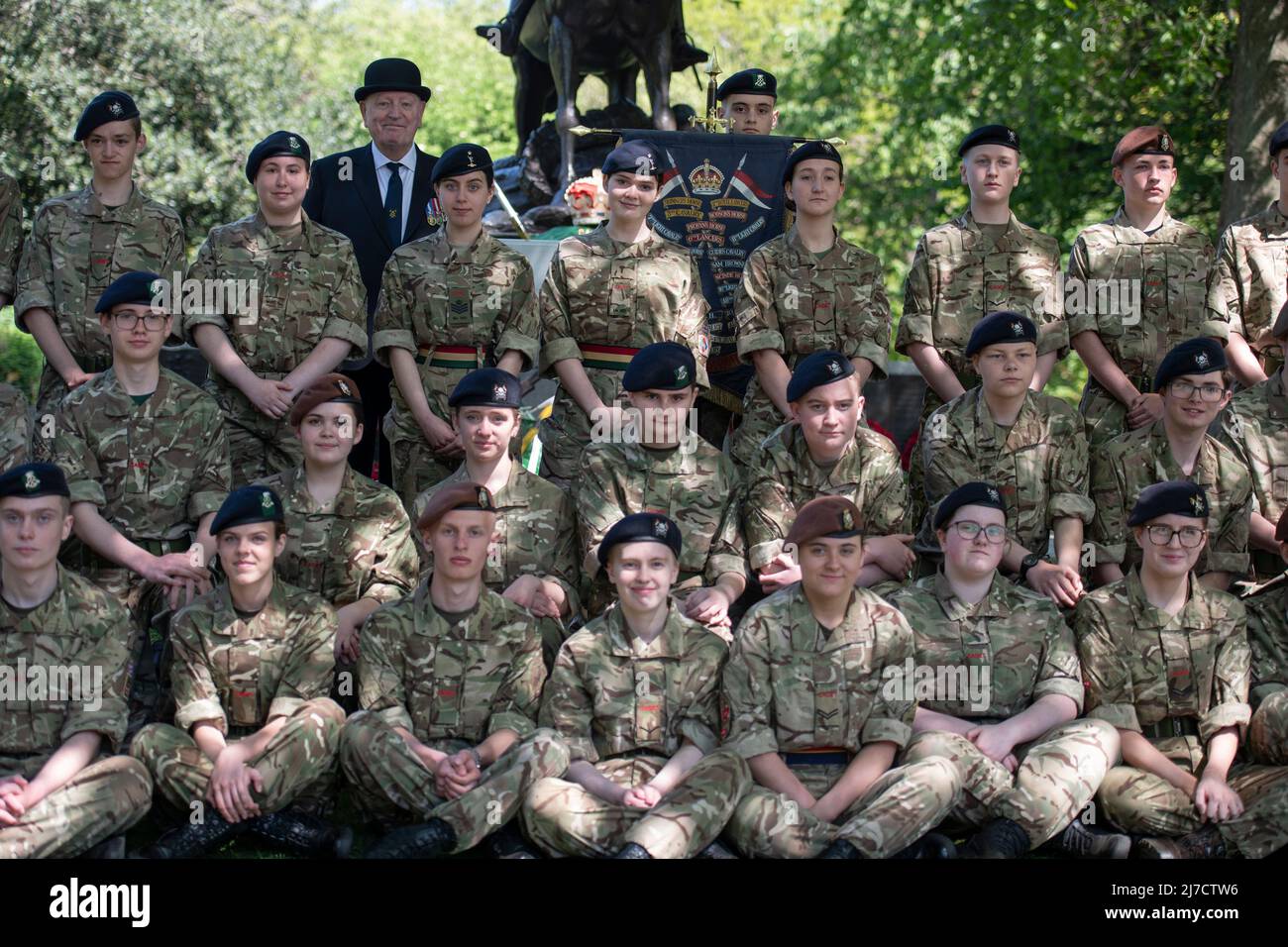 Hyde Park, London, Großbritannien. 8 Mai 2022. Die Combined Cavalry Old Comrades Association 98. findet mit Prinz Edward, dem Earl of Wessex, KG, GCVO, CD, ADC, Royal Honorary Colonel The Royal Wessex Yeomanry bei der Begrüßung am Cavalry Memorial neben dem Bandstand. In diesem einzigartigen britischen Spektakel ziehen die Mitglieder in traditionellem „Walking-Out-Kleid“ aus Melone-Hüten, Anzügen, Regimentsbindern und mit gerillten Regenschirmen um. Bild: Kadettenkorps vor dem Kavalleriedenkmal nach der Zeremonie. Kredit: Malcolm Park/Alamy Stockfoto