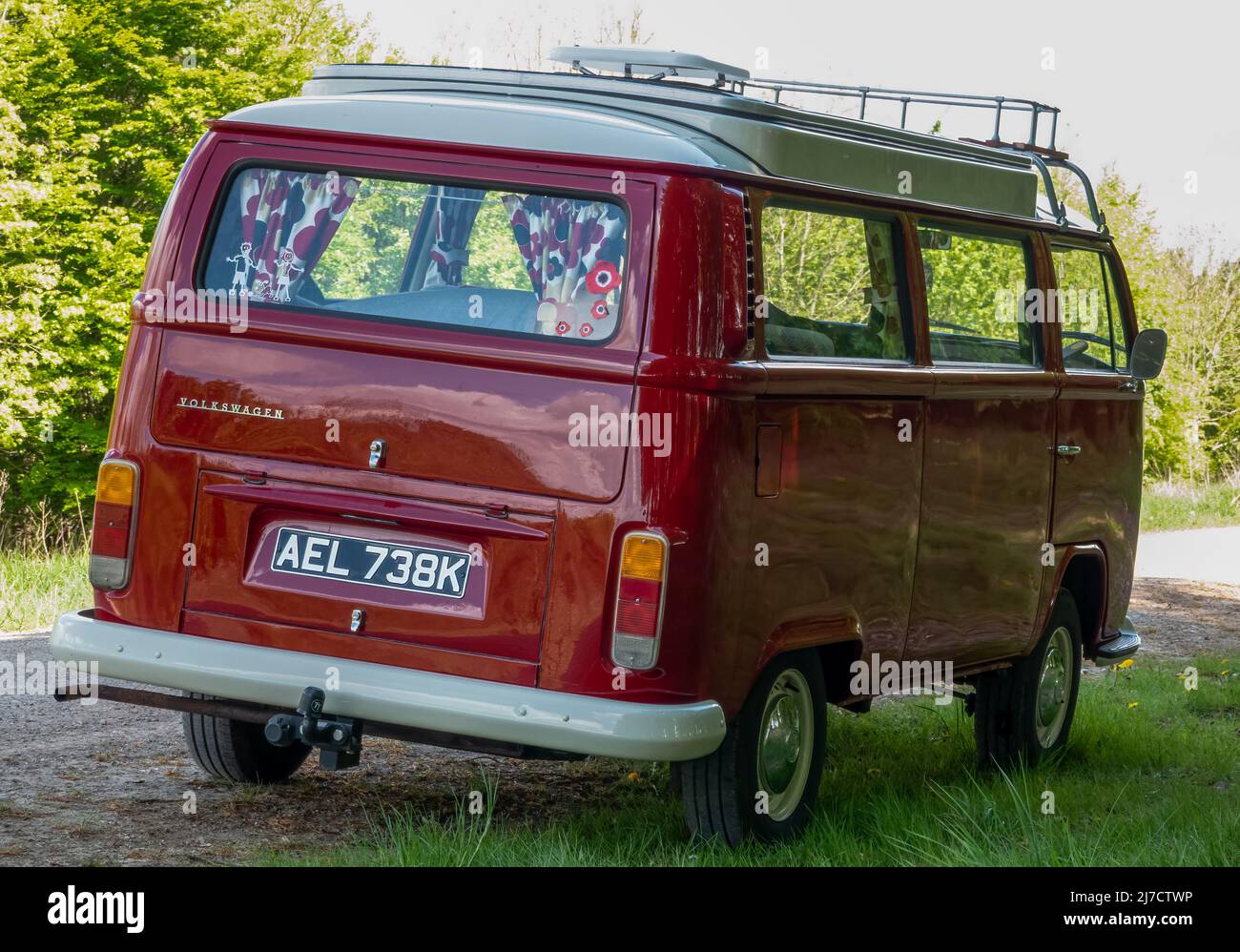 VW T2 Devon Campervan AEL 738K, rot lackiert mit weißen Stoßfängern und Nabenfelgen Stockfoto