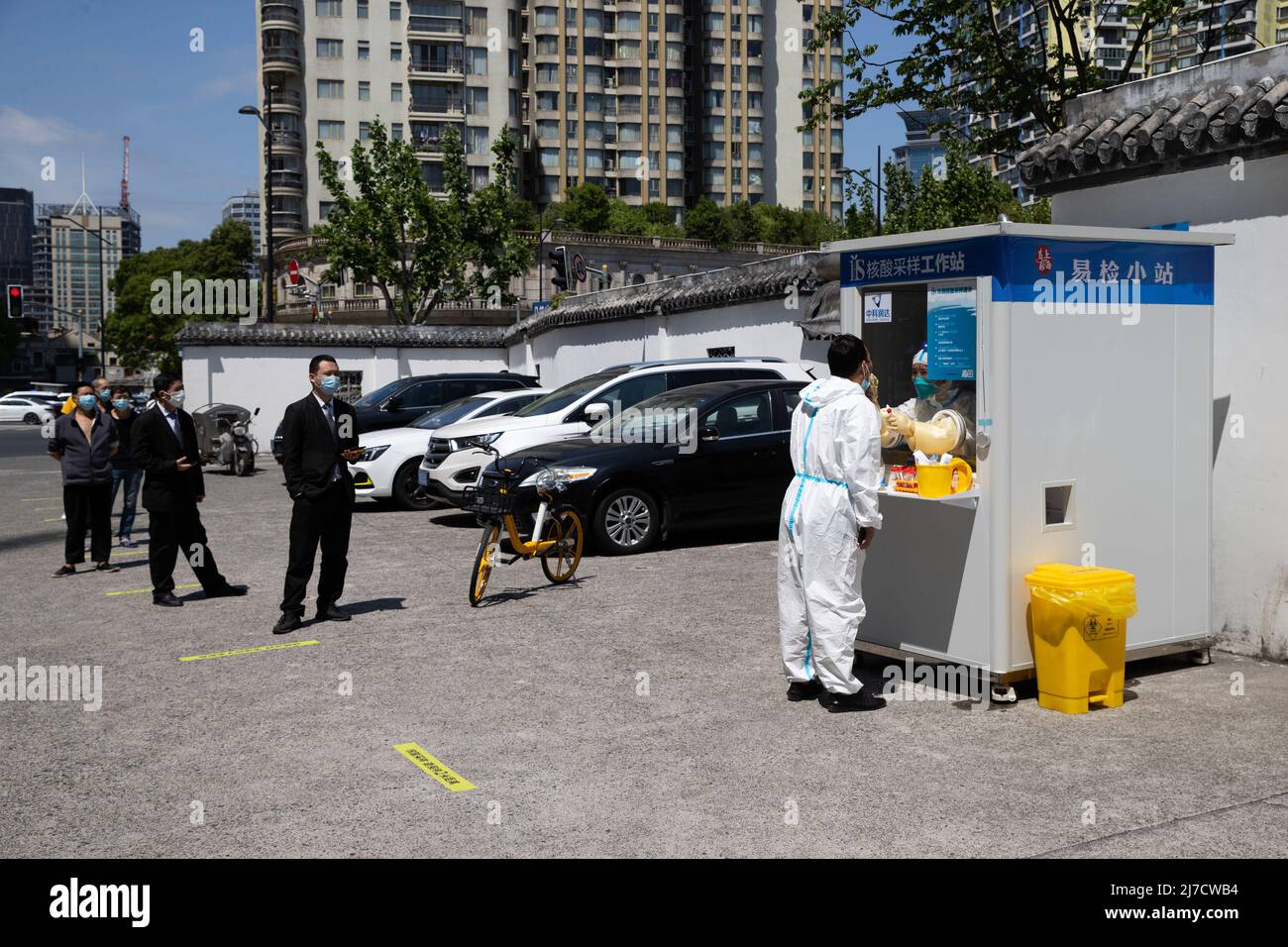 (220508) -- SHANGHAI, 8. Mai 2022 (Xinhua) -- Leute stellen sich für Nukleinsäuretest im Huangpu Bezirk, im ostchinesischen Shanghai, 8. Mai 2022 auf. Shanghai hat in Übereinstimmung mit der epidemischen Situation stationäre und mobile Säureprüfstände in Wohngebieten, Büroräumen, Gewerbegebieten und in der Nähe von U-Bahn- und anderen öffentlichen Verkehrsstationen eingerichtet. (Xinhua/Jin Liwang) Stockfoto