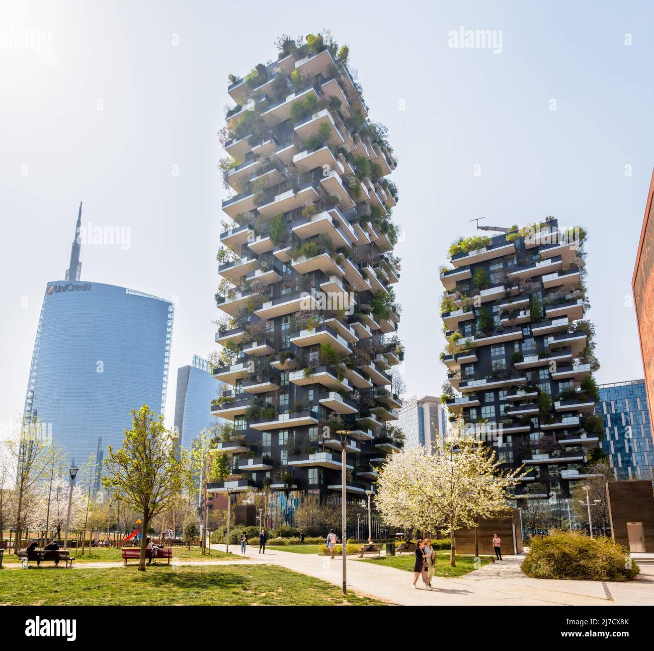 Gesamtansicht von Bosco Verticale (Vertikales Holz), einem Komplex aus zwei ökologischen Wohntürmen, die mit Bäumen bedeckt sind, in Mailand, Italien. Stockfoto