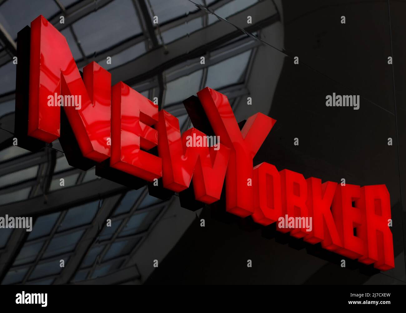 Posen, Polen. 07. Mai 2022: Newyorker Store Mark. Newyorker ist ein beliebter Bekleidungshändler. Stockfoto